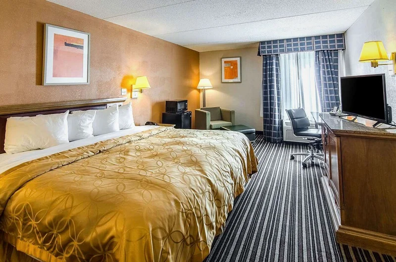 Econo Lodge Inn & Suites - Guest Room image