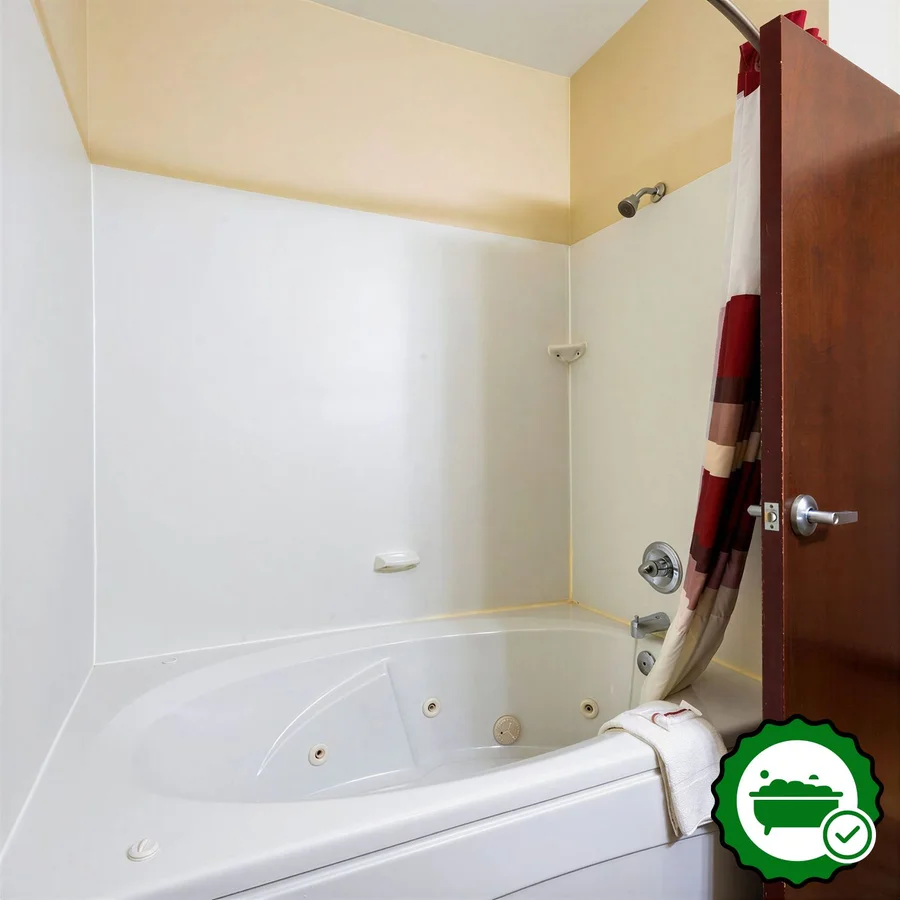 Econo Lodge Inn & Suites Monee - Verified Jacuzzi In-Room