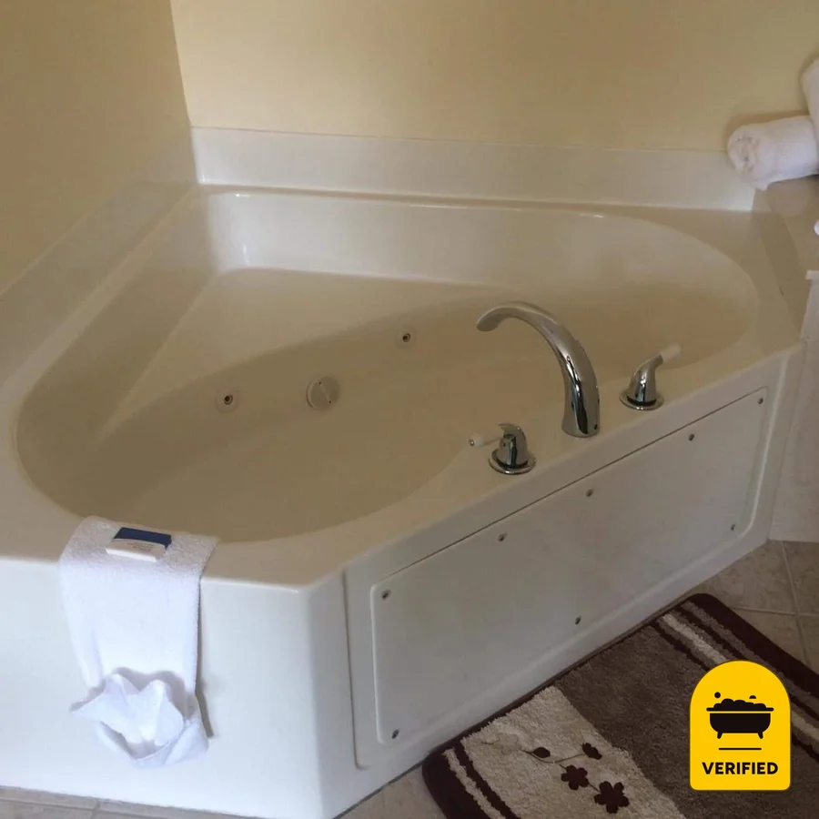 Hurricane Inn: the Deluxe Spa Bath Suite in Waynesboro, TN