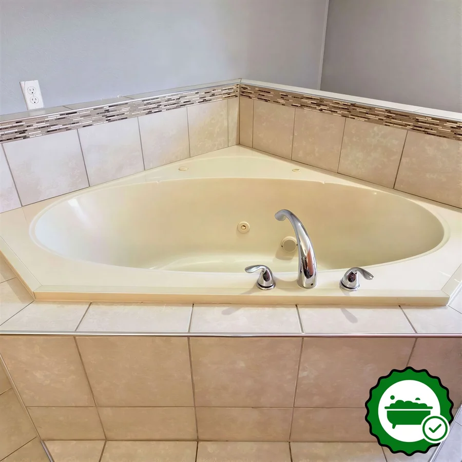 Econo Lodge Airport - Verified Jacuzzi In-Room