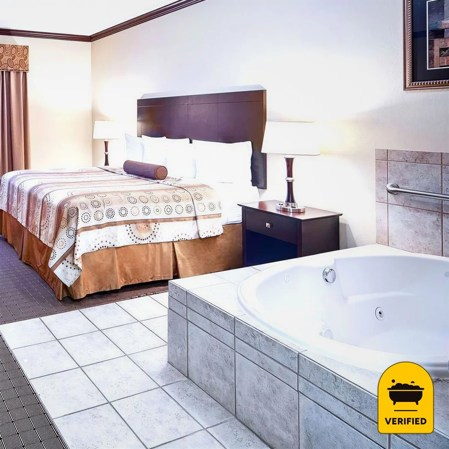 Best Western Plus Royal Mountain Inn & Suites: the Whirlpool Suite in Athens, TX