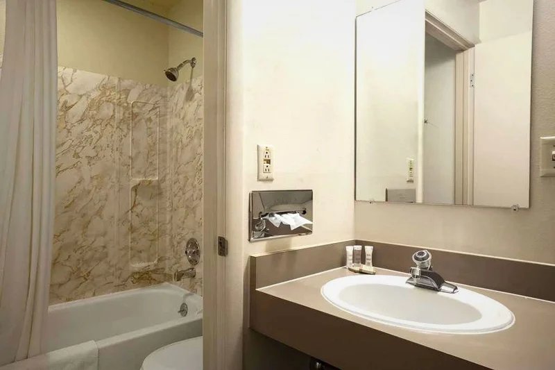Super 8 by Wyndham Idaho Falls - Featured hot tub