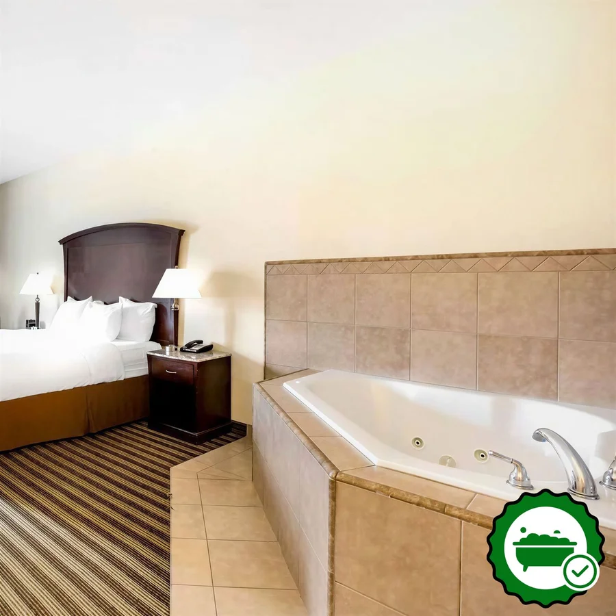 La Quinta Inn & Suites by Wyndham Fowler - Verified Jacuzzi In-Room