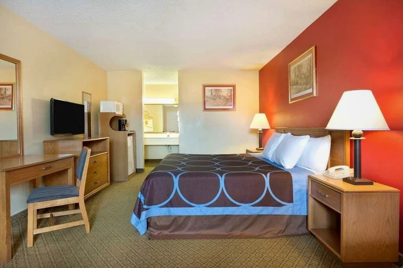 Super 8 by Wyndham Lancaster - Guest Room image