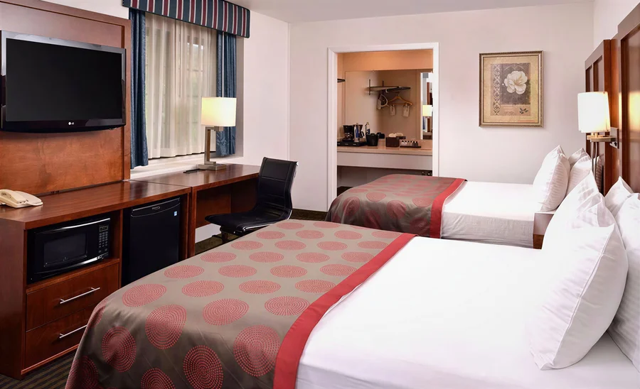 Ramada by Wyndham Mountain View - Guest Room image