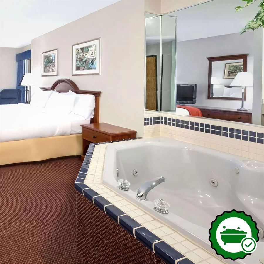 Baymont by Wyndham Howell/Brighton - Verified Jacuzzi In-Room