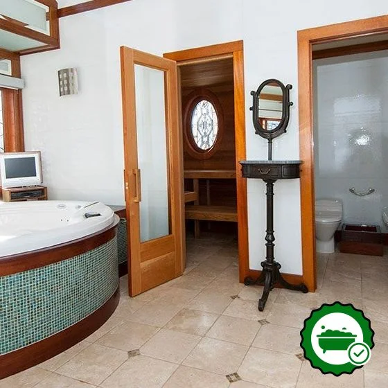 East Hampton Art House Bed and Breakfast - Verified Jacuzzi In-Room