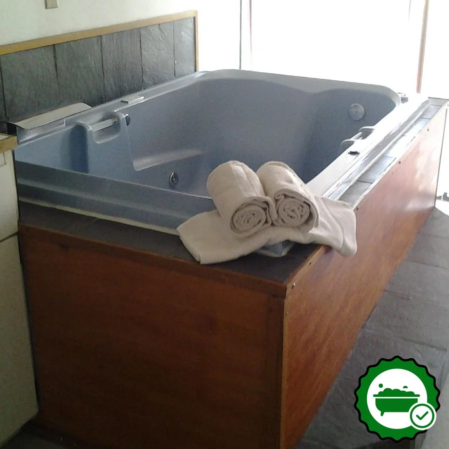 Weatherly Suites - Verified Jacuzzi In-Room
