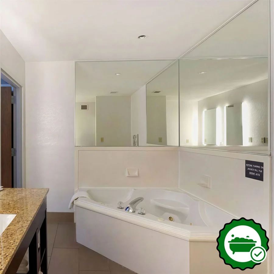 Comfort Inn & Suites - Verified Jacuzzi In-Room