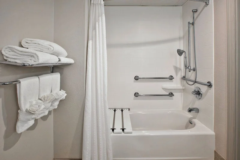 Holiday Inn Express & Suites Manchester-conf Ctr(tullahoma) By IHG - Featured hot tub
