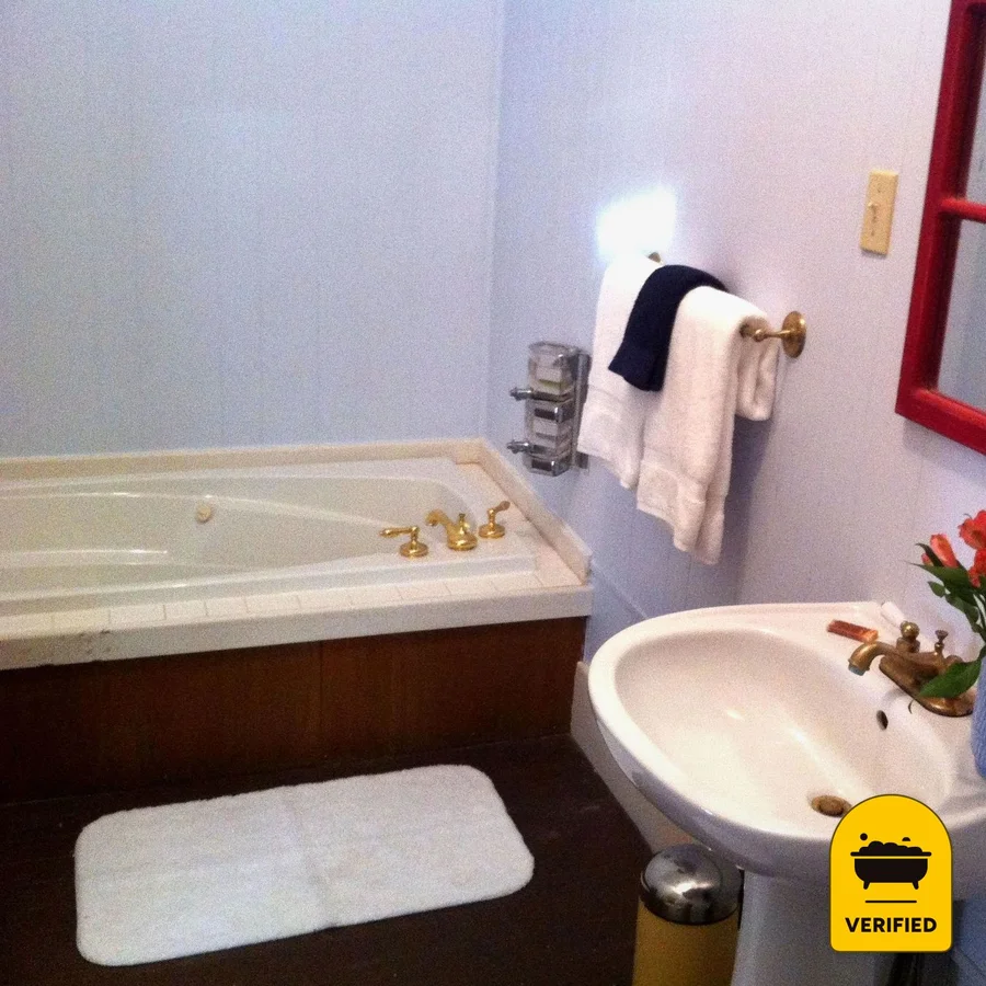 Brooks House Suites: the Deluxe Suite with Spa Bath in Mineola, TX
