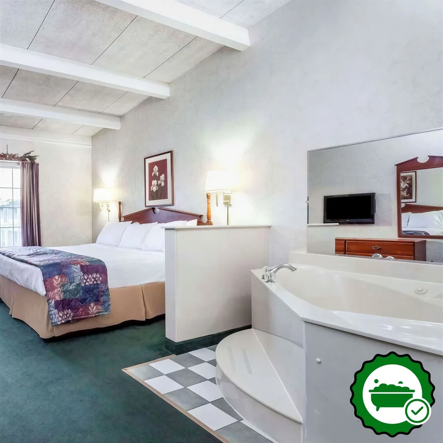 Days Inn & Suites by Wyndham Lexington - Verified Jacuzzi In-Room