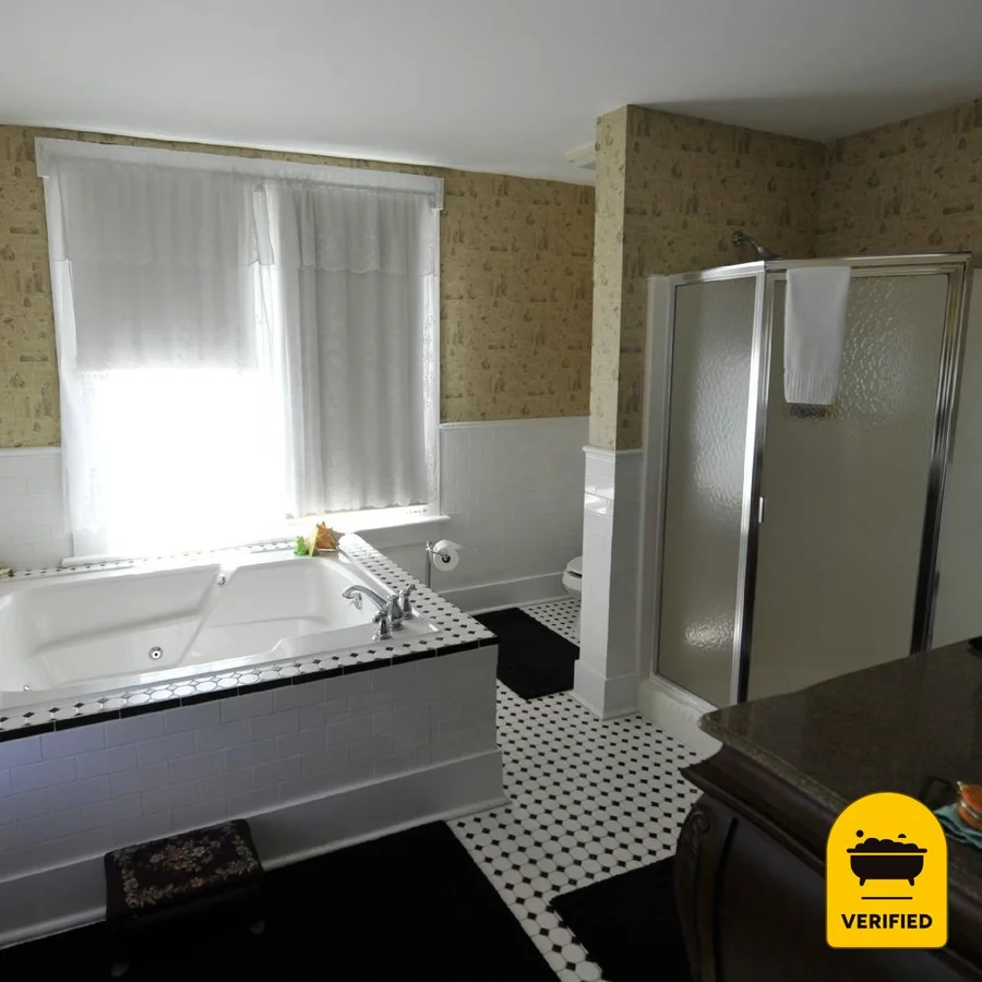 Inn Victoria: the Prince Albert Jacuzzi Suite in Chester, VT