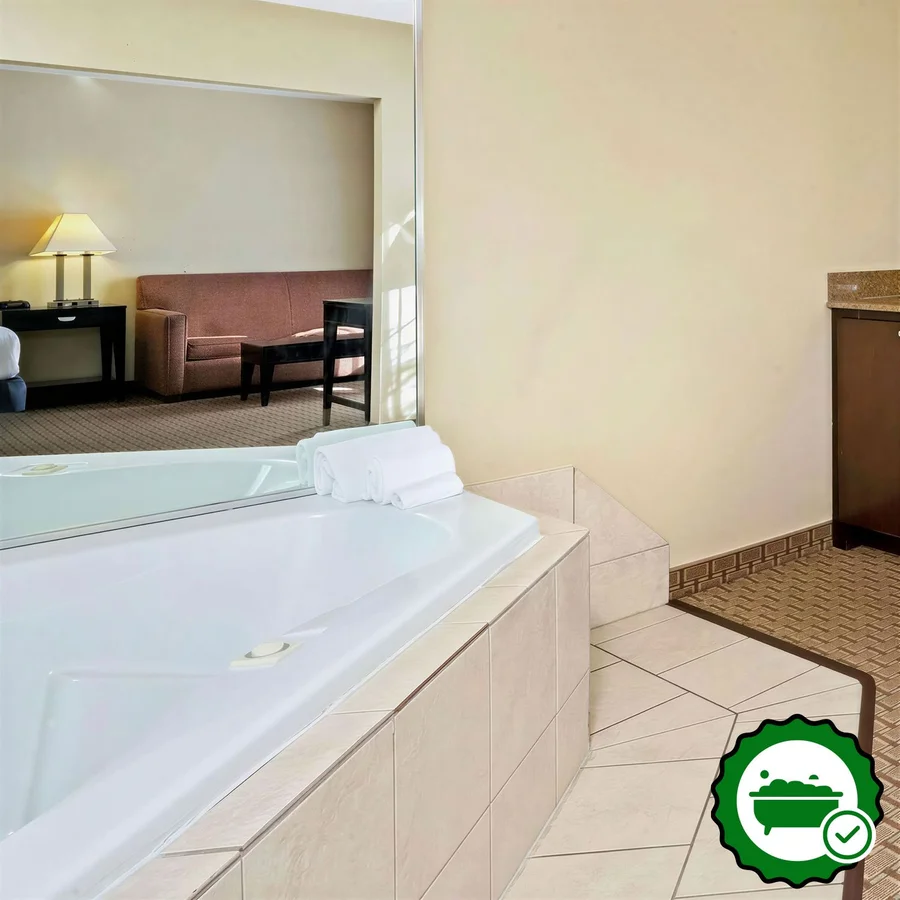 La Quinta Inn & Suites by Wyndham Morgan City - Verified Jacuzzi In-Room