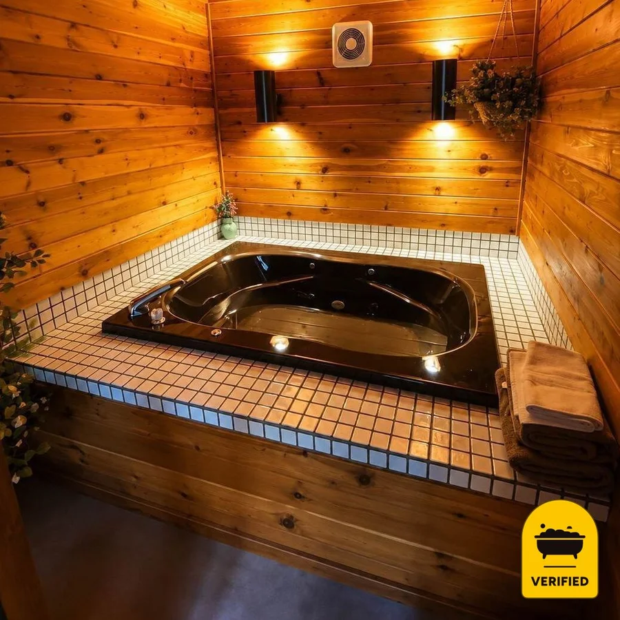 Woodland Motor Lodge: the Queen Jacuzzi Suite in Grayling, MI