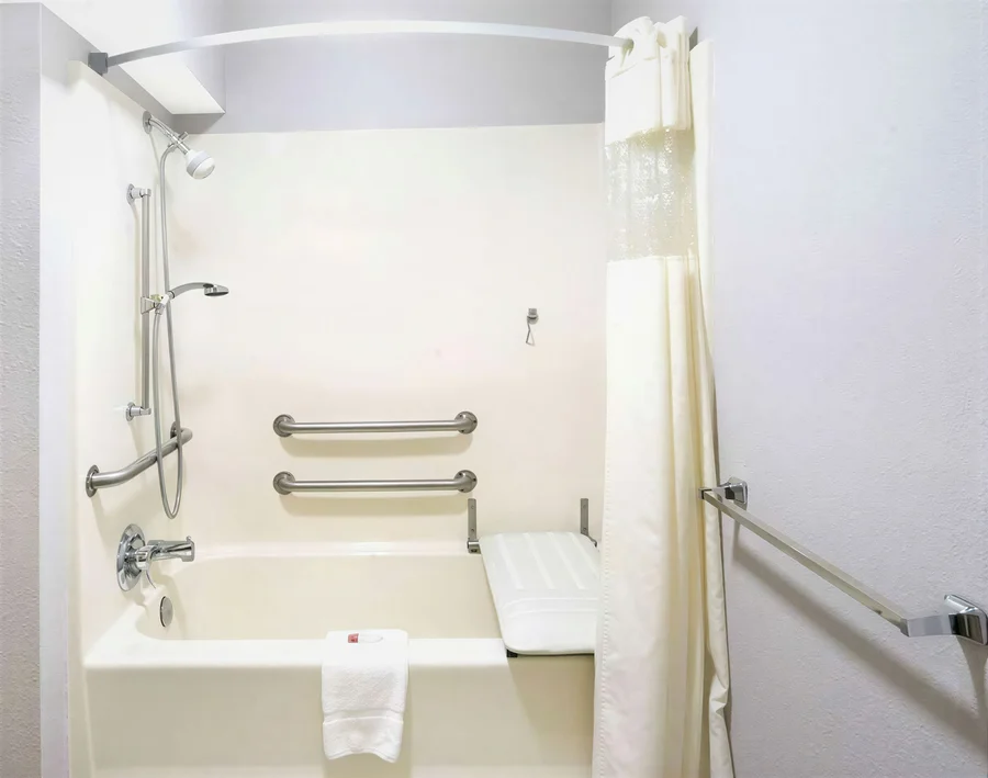 Days Inn by Wyndham Asheville Downtown North - Featured hot tub