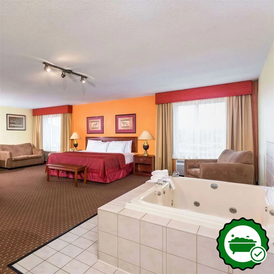 Days Inn & Suites by Wyndham Bloomington/Normal IL - Verified Jacuzzi In-Room
