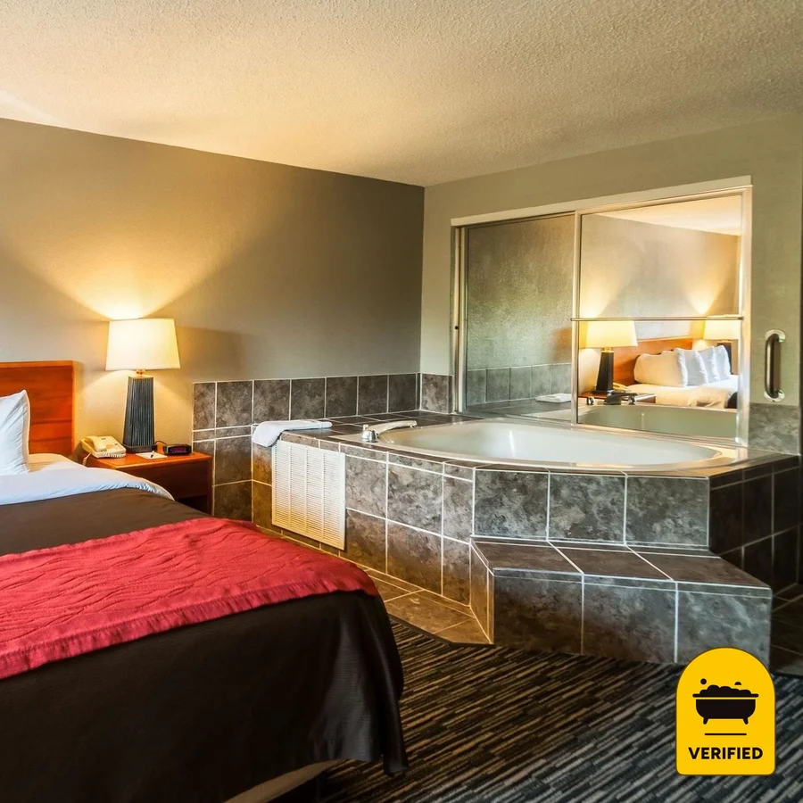 Quality Inn Beacon Marina: the King Whirlpool Room in Solomons, MD