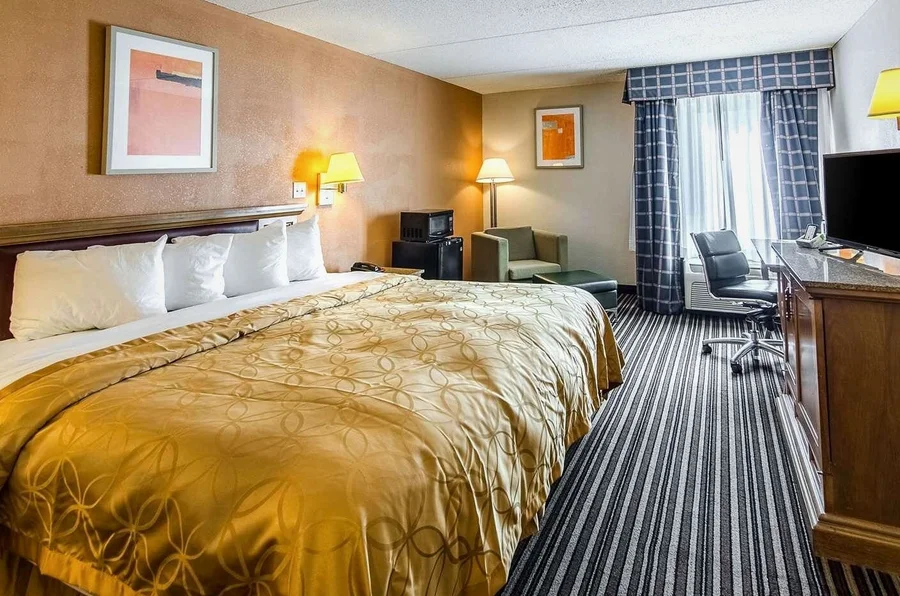 Econo Lodge Inn & Suites - Guest Room image