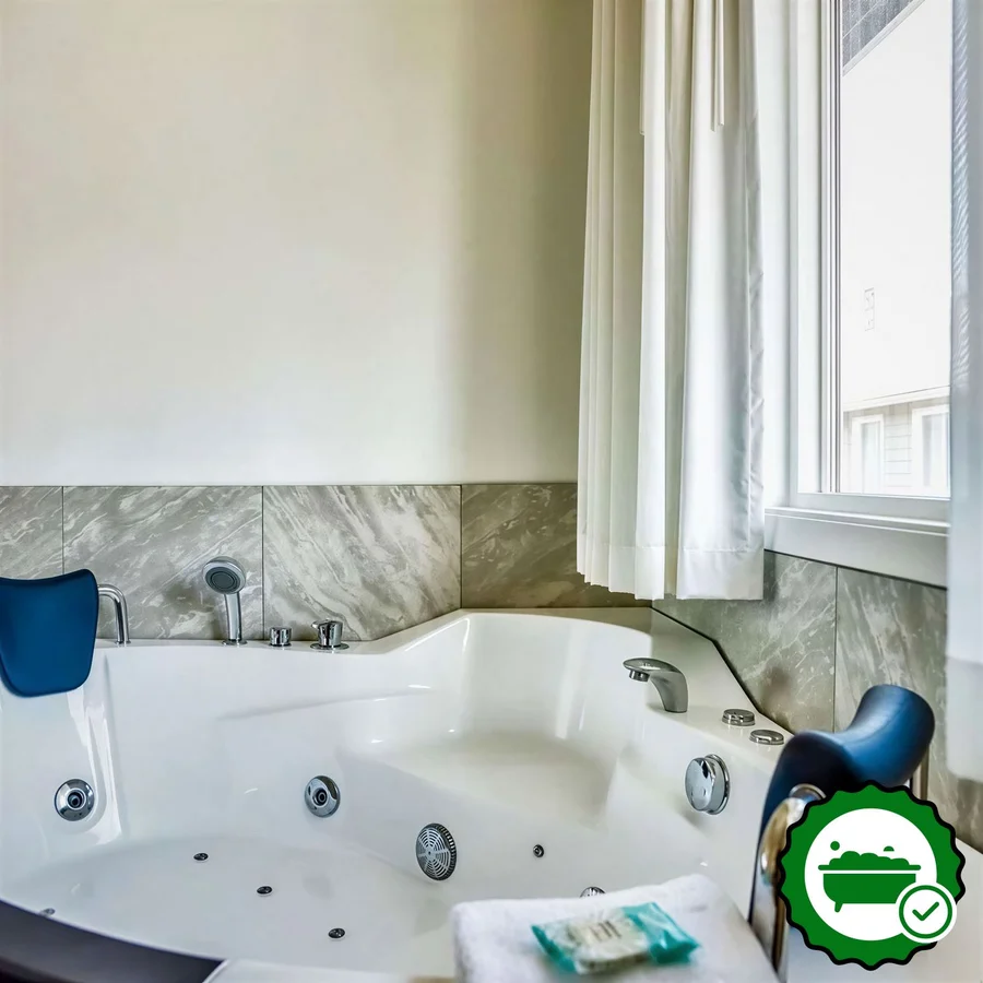 Clarion Inn Surfrider Resort - Verified Jacuzzi In-Room