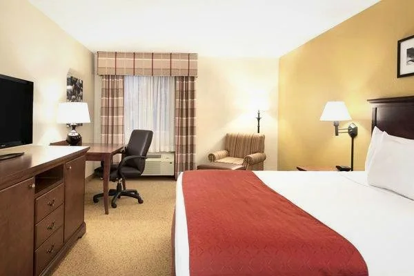 Country Inn & Suites by Radisson, Cedar Rapids Airport, IA - Guest Room image
