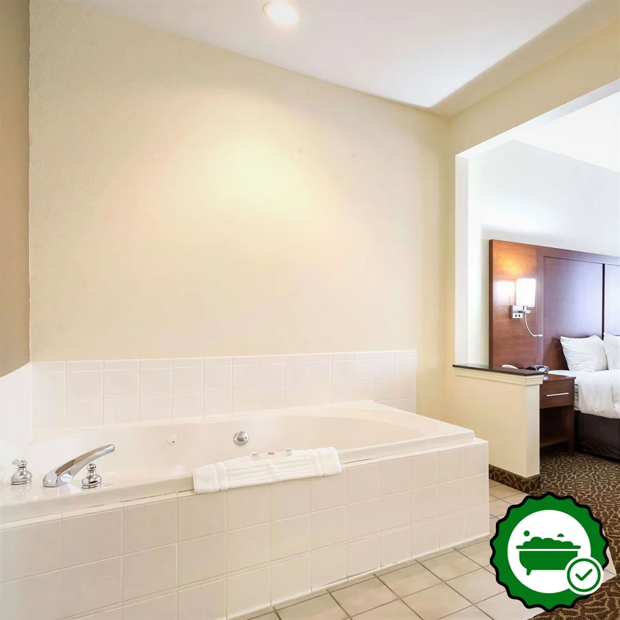 Quality Suites Springdale West I-49 - Verified Jacuzzi In-Room