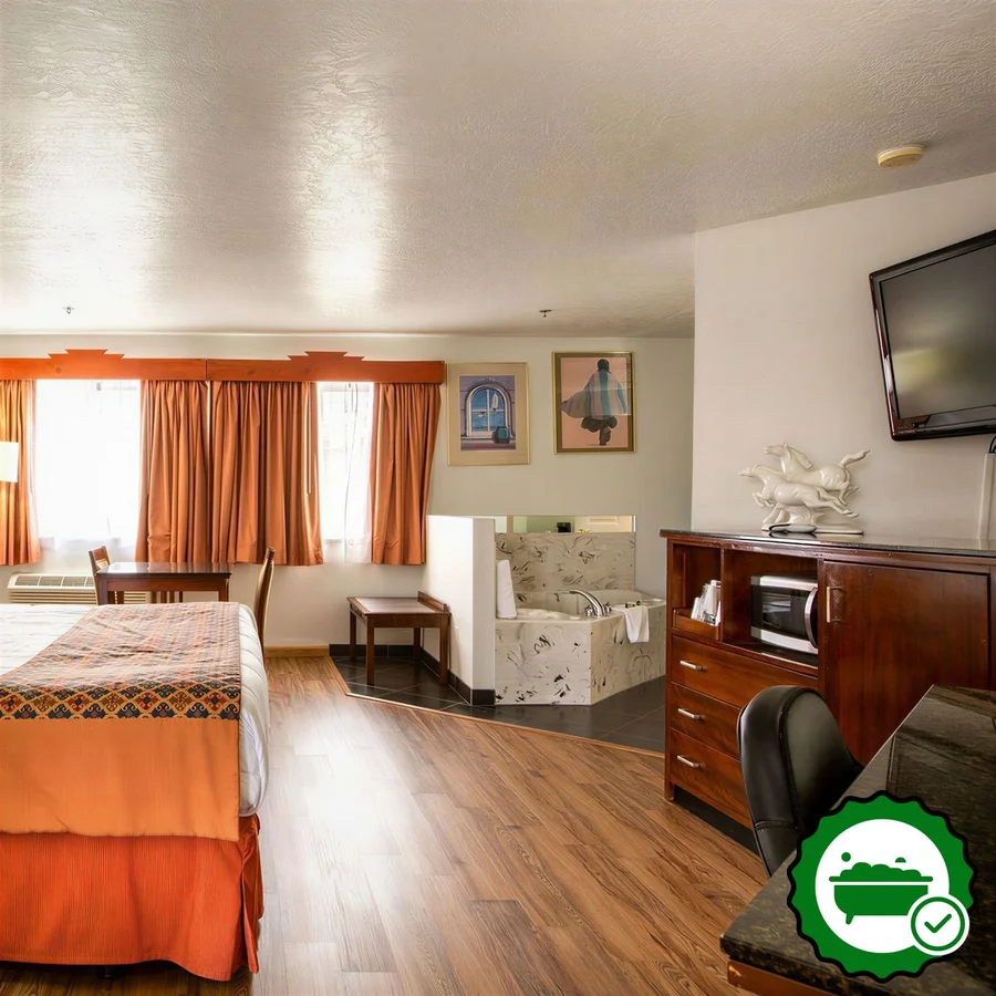 Sandia Peak Inn Old Town ABQ, a Howard Johnson by Wyndham - Verified Jacuzzi In-Room