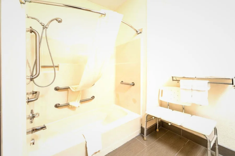 Quality Inn & Suites - Featured hot tub