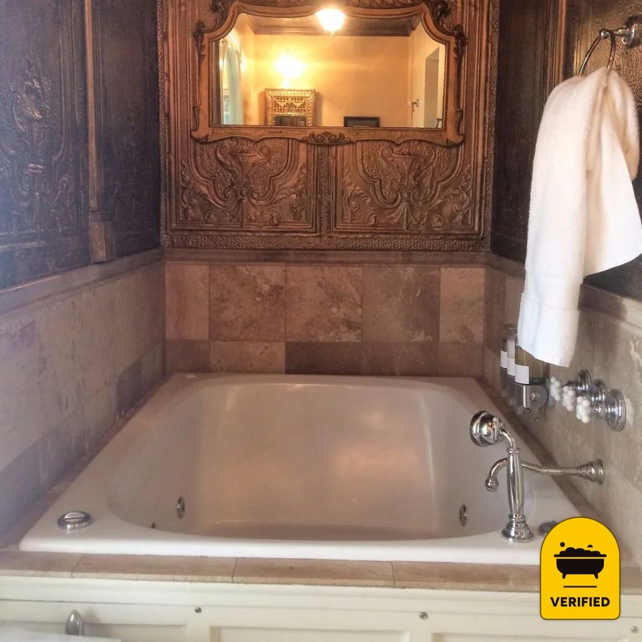 Rivertown Inn: the Oscar Wilde Jacuzzi Grand Suite in Stillwater, MN