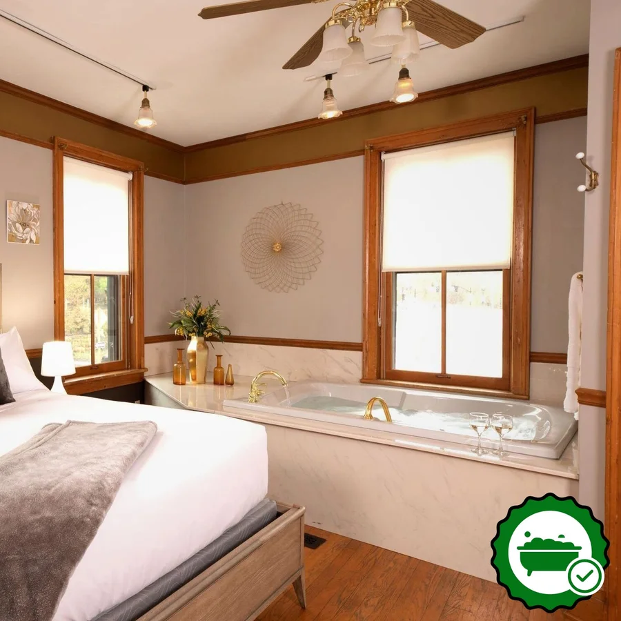 Riverboat Suites - Verified Jacuzzi In-Room