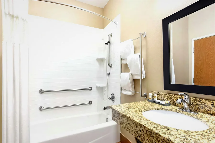 La Quinta Inn & Suites by Wyndham Indianapolis Airport West - Featured hot tub