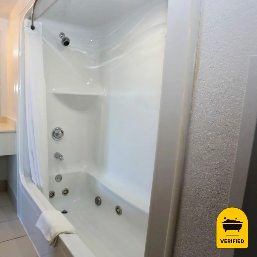 Country Inn & Suites by Radisson, Cookeville, TN: the King Spa Bath Room in Cookeville, TN