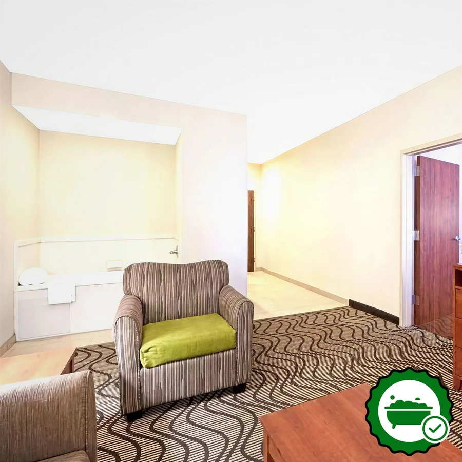 La Quinta Inn & Suites by Wyndham Midwest City - Tinker AFB - Verified Jacuzzi In-Room