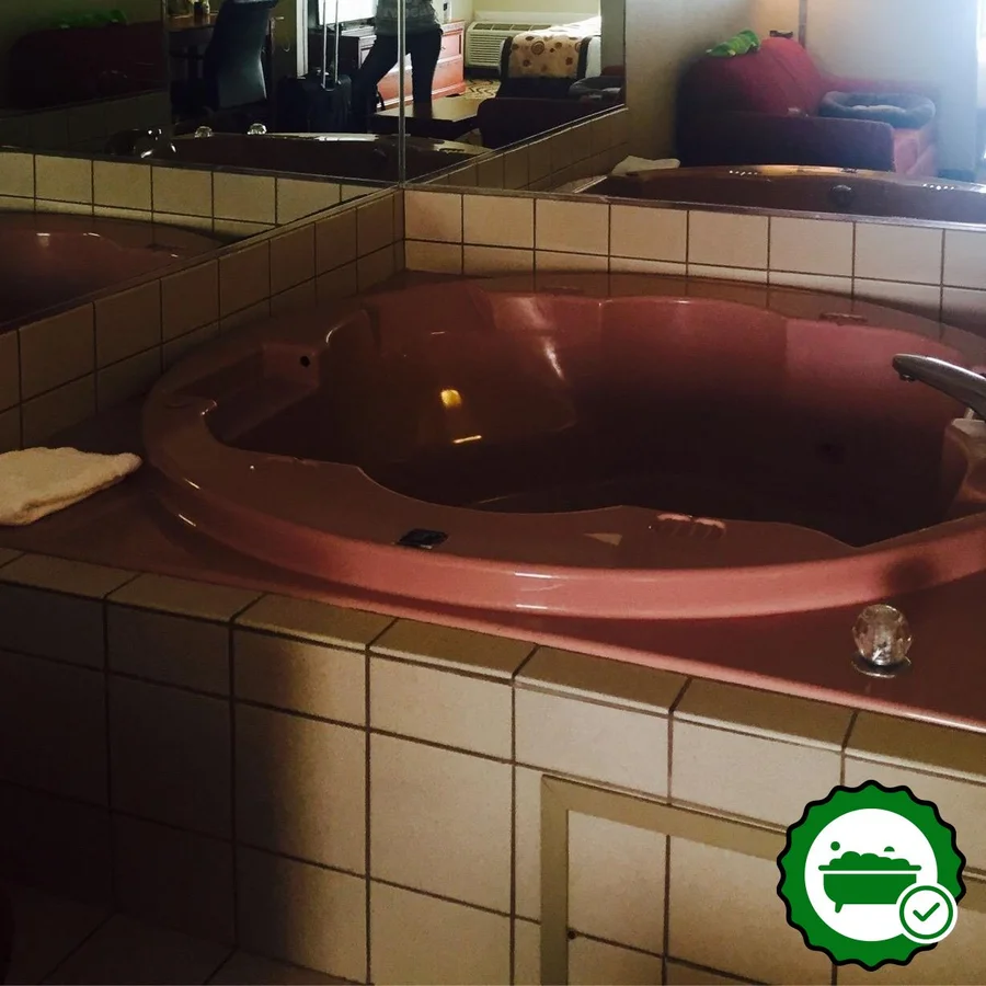 La Quinta Inn by Wyndham Sandusky Near Cedar Point - Verified Jacuzzi In-Room