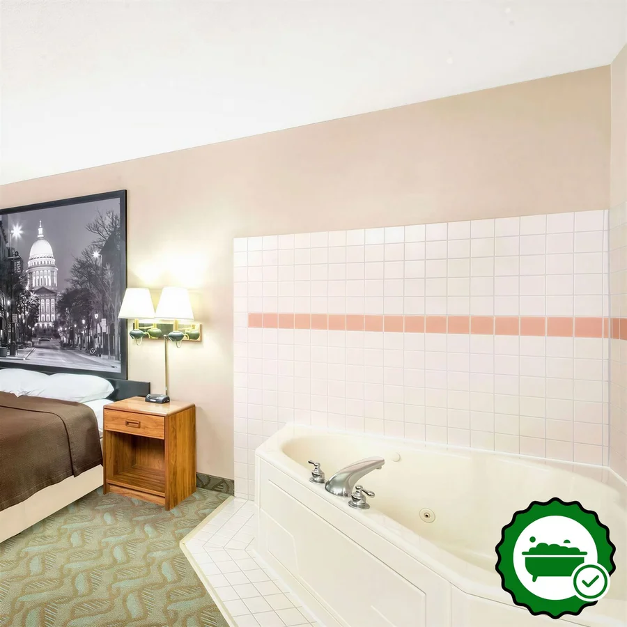 Super 8 by Wyndham Dodgeville - Verified Jacuzzi In-Room