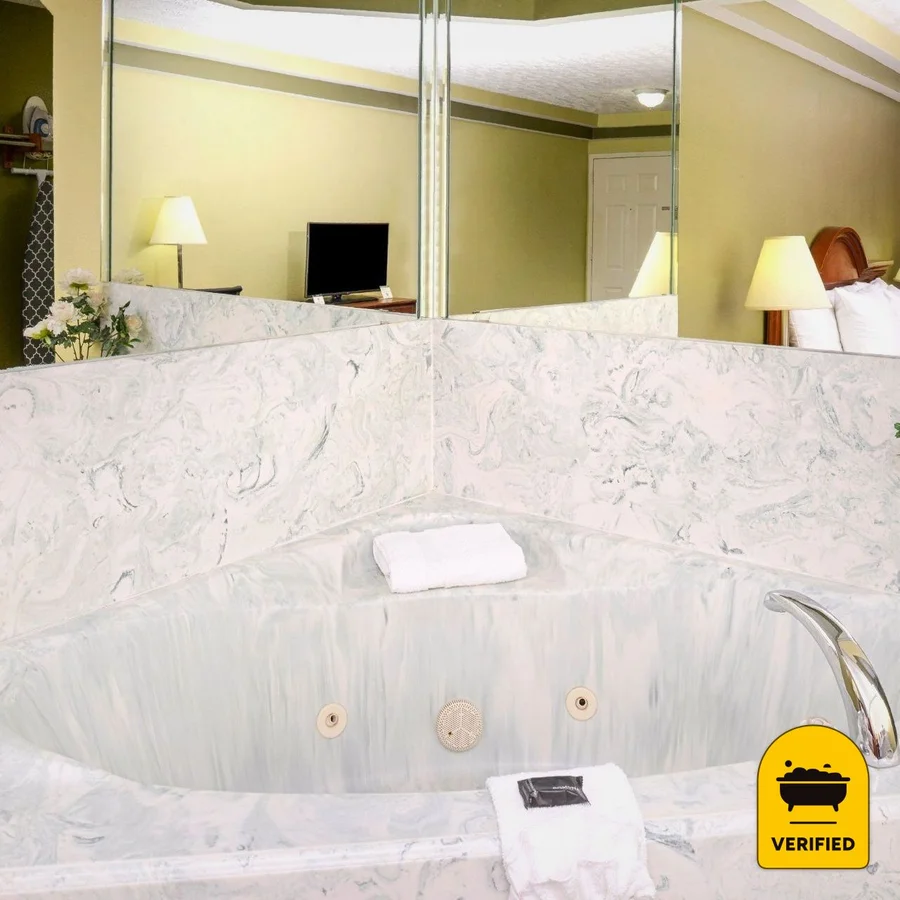 Americas Best Value Inn & Suites Waller Prairie View: the King Jacuzzi Suite in Waller, TX