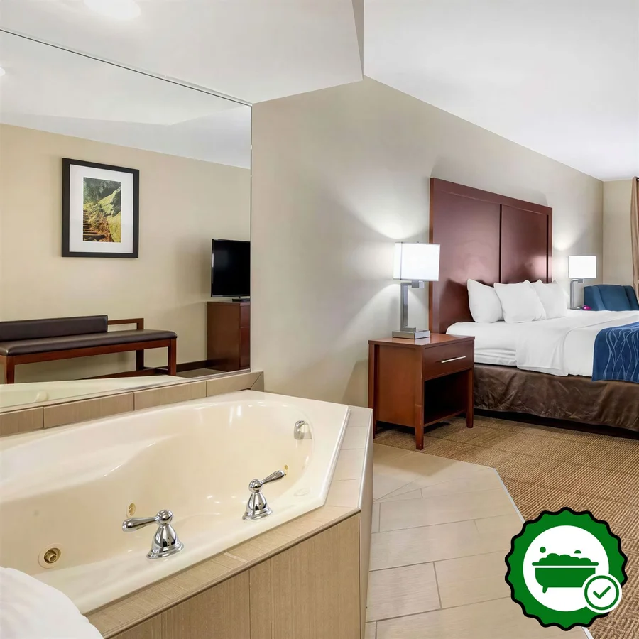 Comfort Inn & Suites Northern Kentucky - Verified Jacuzzi In-Room
