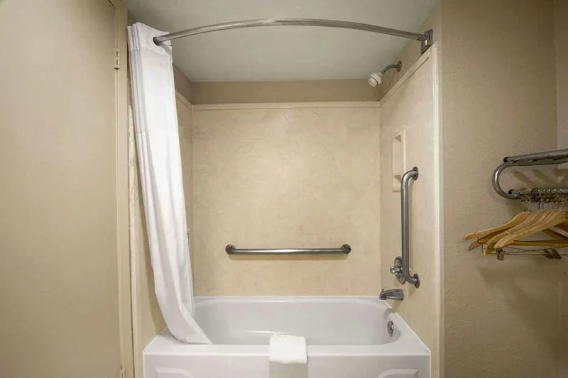 Days Inn by Wyndham Southaven MS - Featured hot tub