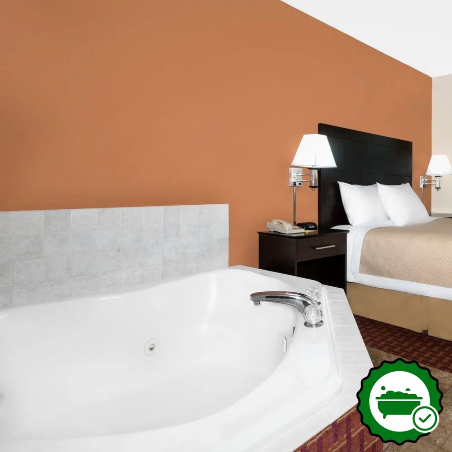 Days Inn by Wyndham Ames - Verified Jacuzzi In-Room