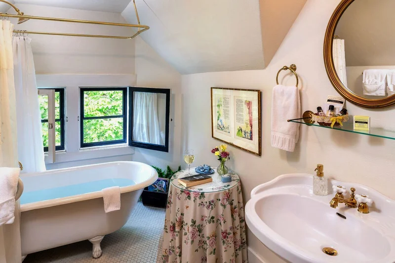 1899 Wright Inn and Carriage House - Featured hot tub