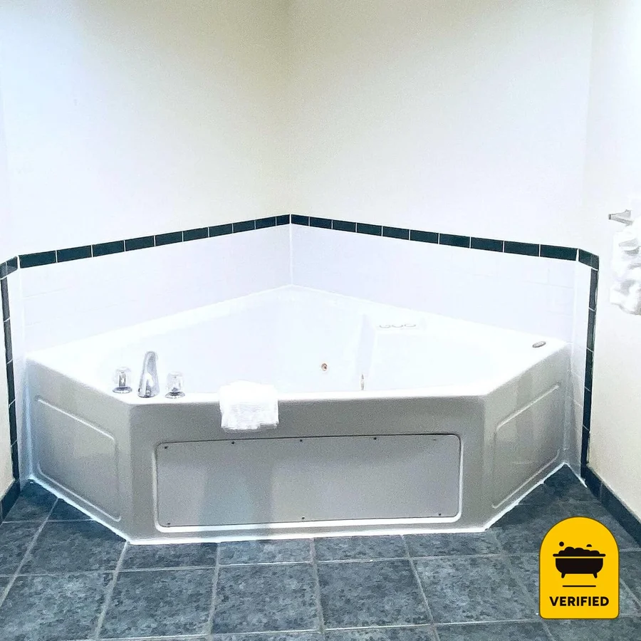 Econo Lodge & Suites: the King Jetted Tub Suite in Shamokin Dam, PA