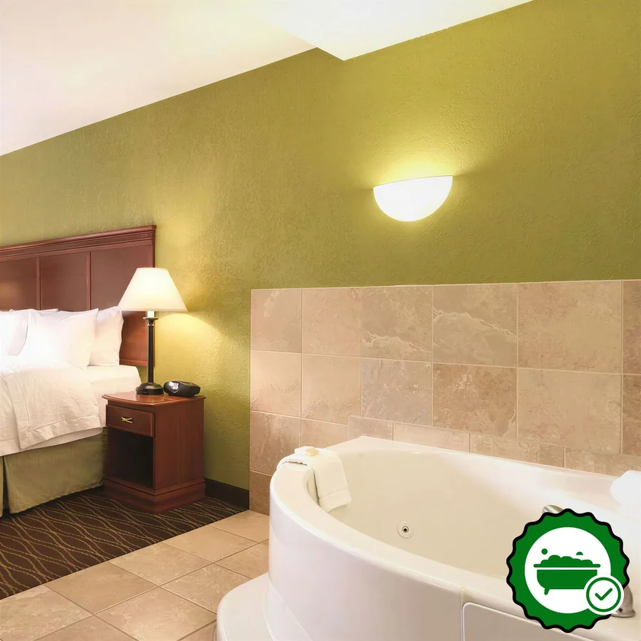 Hampton Inn & Suites Greenfield - Verified Jacuzzi In-Room