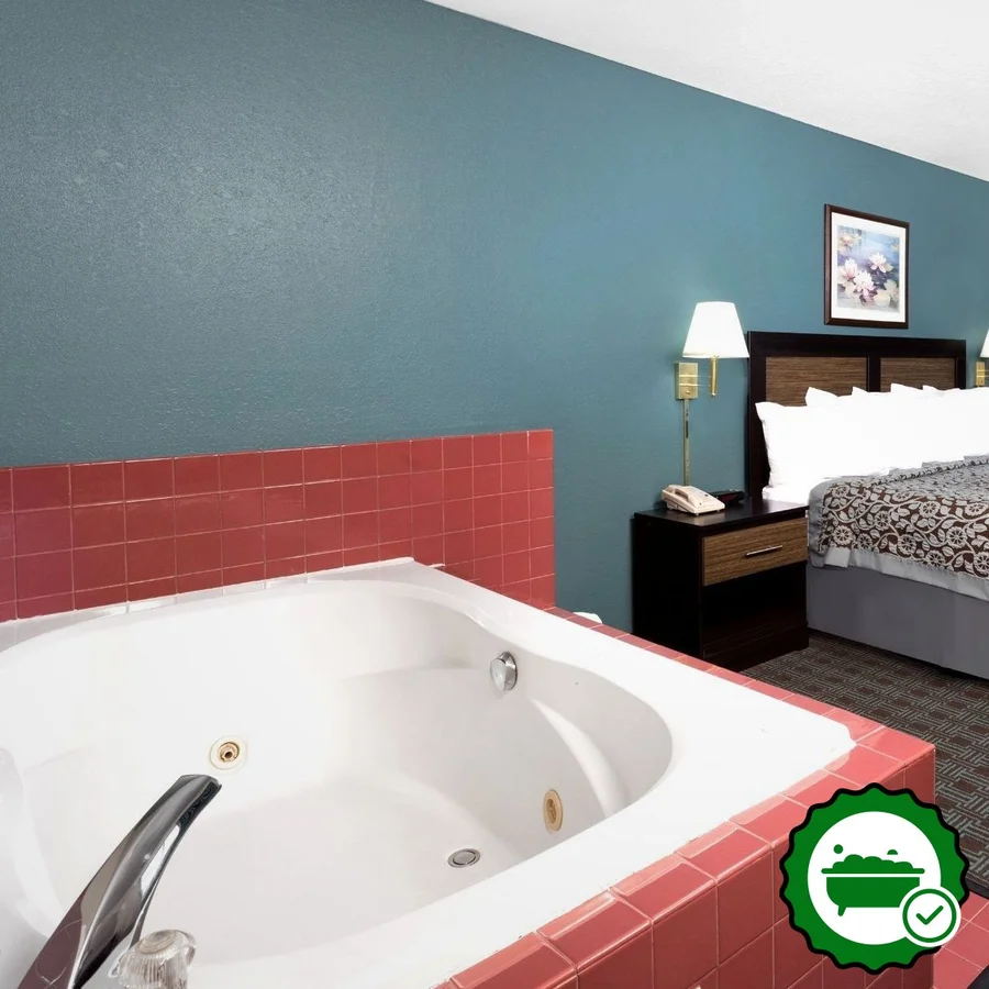 Days Inn by Wyndham Neenah - Verified Jacuzzi In-Room