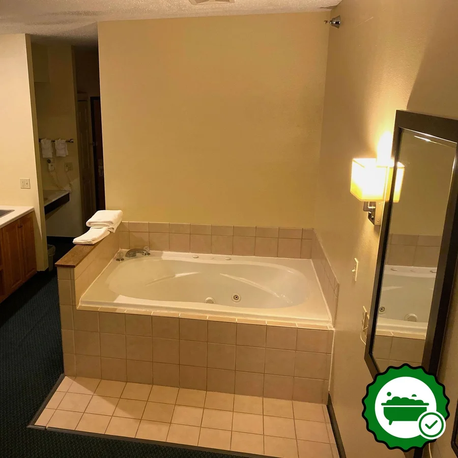 FairBridge Inn & Suites Glendive - Verified Jacuzzi In-Room