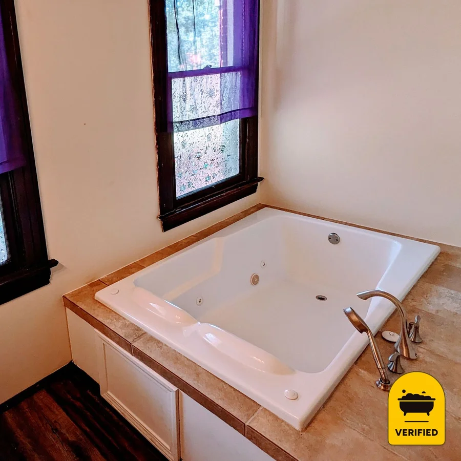 Arcadia Academy: the Peacock Jetted Tub Suite in Arcadia, MO