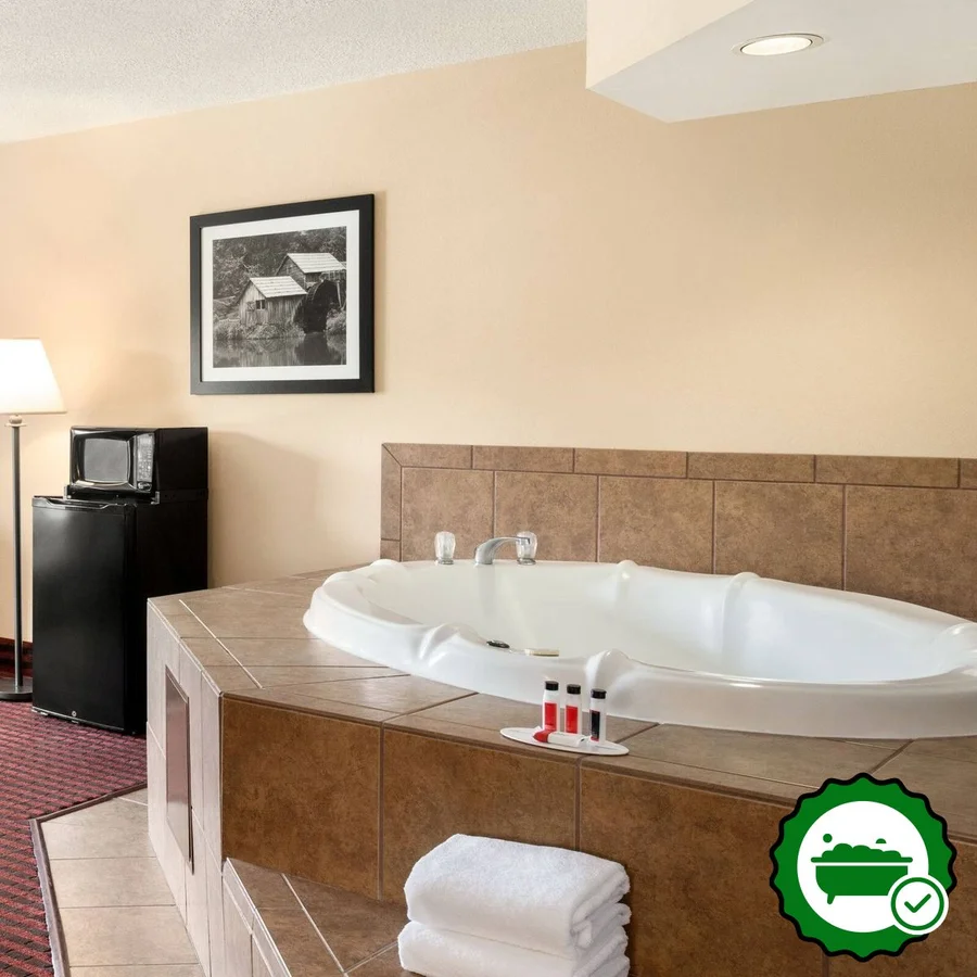 Ramada by Wyndham Pigeon Forge North - Verified Jacuzzi In-Room