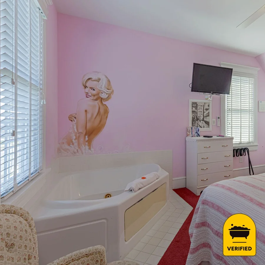 Summer Nites Bed & Breakfast: the Elvis Jacuzzi Suite in North Wildwood, NJ