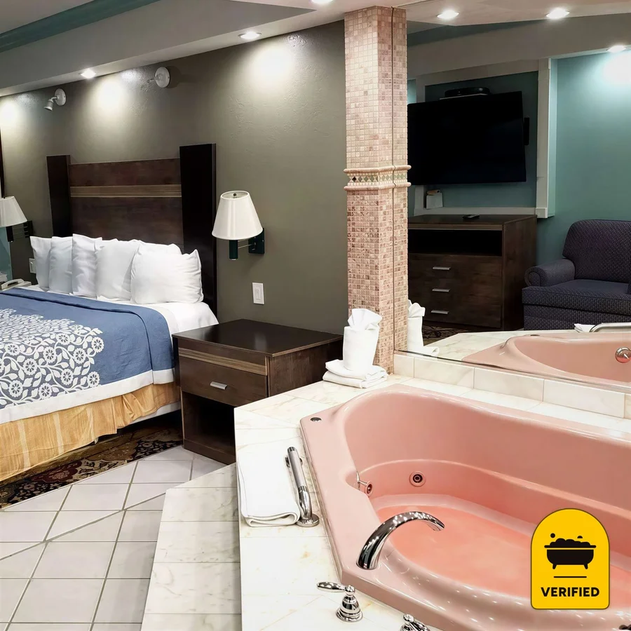 Days Inn by Wyndham Nanuet / Spring Valley: the Jetted Tub Studio Suite in Nanuet, NY