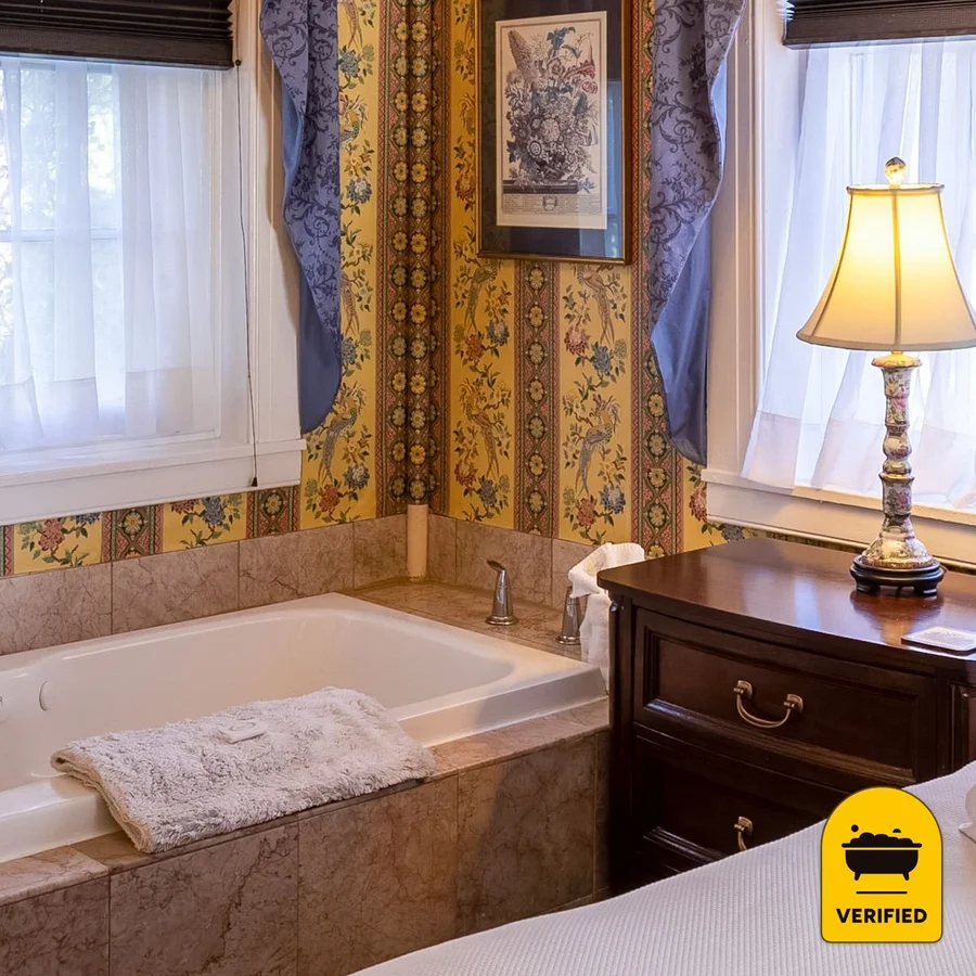 Antrim 1844: the Queen Double Jetted Tub Taney Suite in Taneytown, MD