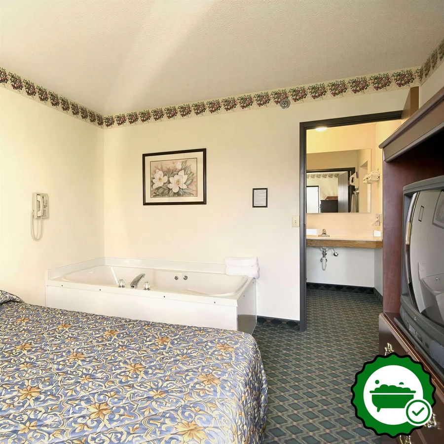 Travelodge by Wyndham Hudsonville - Verified Jacuzzi In-Room